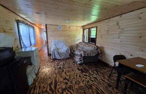 South Butler Cabin | Charming Cabin in Clyde, with a relaxing hot tub!