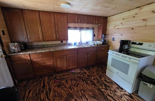 South Butler Cabin | Charming Cabin in Clyde, with a relaxing hot tub!