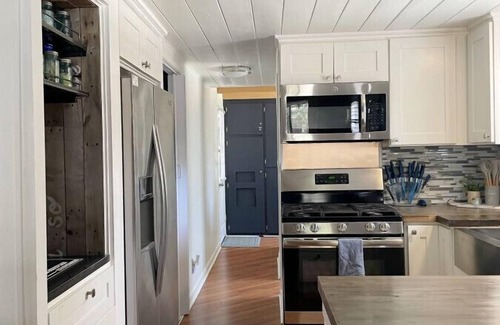 Wrightwood Cabin | Charming Cabin | Kid & Pet Friendly, Wood Burning Fireplace