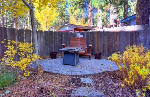 Bijou Park House | Charming cabin in South Lake Tahoe (close to lake + hot tub + yard)