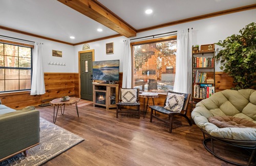 Peter Pan Cabin | Charming Cabin w/Spa. Private Yard. RV/Boat Parking. Near Slopes & Snow Play