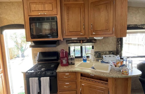 Rolando Park House | Charming Camper in Prime La Mesa Location – WiFi & inside parking Included