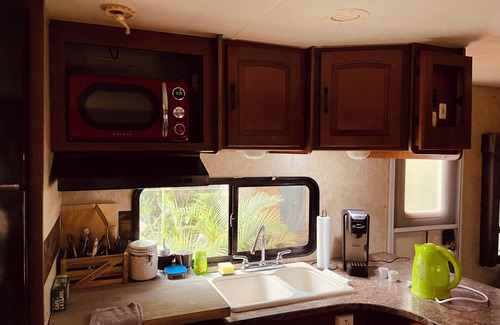 Homestead House | Charming Caravan in the Little Jungle by Legnalife, Homestead with WiFi, AC