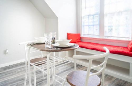 Lincoln Terrace Apartment | Charming Carriage Cottage from 1920s
