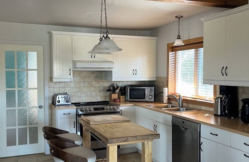 Austin Ski Chalet | Charming Chalet in Mansonville, QC – Lake View & Pet-Friendly | 31+ Day Rental