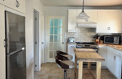 Austin Ski Chalet | Charming Chalet in Mansonville, QC – Lake View & Pet-Friendly | 31+ Day Rental