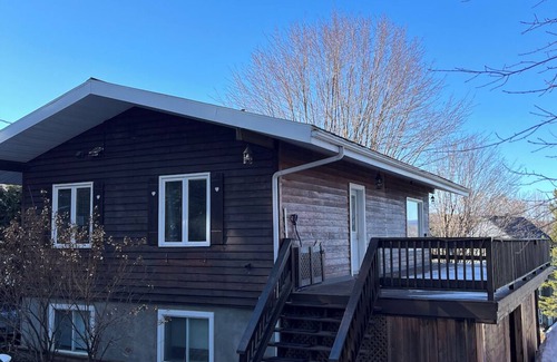Austin Ski Chalet | Charming Chalet in Mansonville, QC – Lake View & Pet-Friendly | 31+ Day Rental