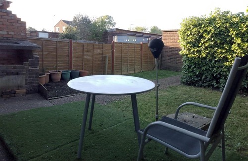 Huntingdon House | Charming Chestnut Cottage in Huntingdon