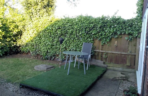 Huntingdon House | Charming Chestnut Cottage in Huntingdon