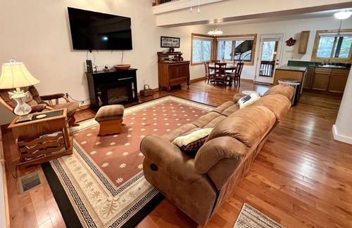 Clayton Cabin | Charming Clayton Cozy Cottage, 3/2 in town, minutes to everything