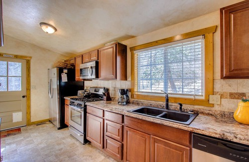 Green Mountain Falls House | Charming Cottage with HOT TUB & EV Charger