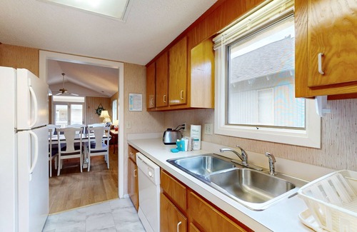 Myrtle Beach Cottage | Charming Coastal Getaway w/Amazing Locale: 2 Pools, 2 Blocks to Beach