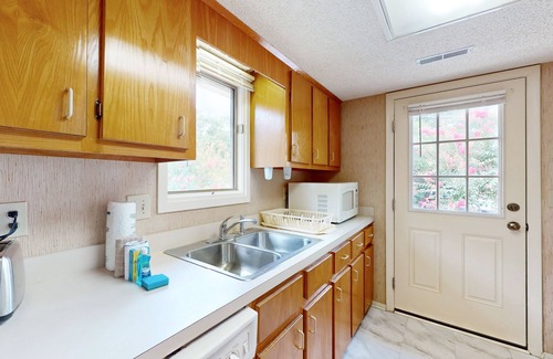 Myrtle Beach Cottage | Charming Coastal Getaway w/Amazing Locale: 2 Pools, 2 Blocks to Beach