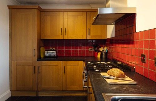 Haverfordwest House | Charming Coastal Farmhouse with Sea Views & Garden