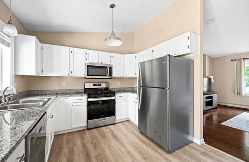 Narragansett House | Charming Coastal Retreat – Beautiful 4-Bedroom Home Near Narragansett Beach