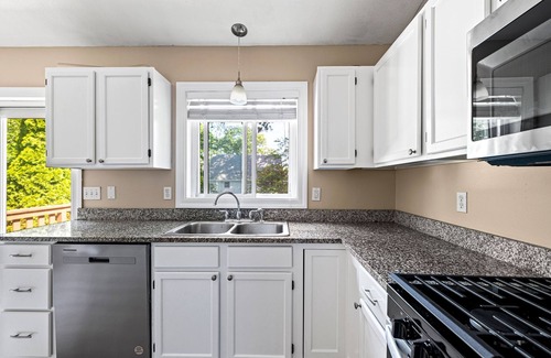 Narragansett House | Charming Coastal Retreat – Beautiful 4-Bedroom Home Near Narragansett Beach