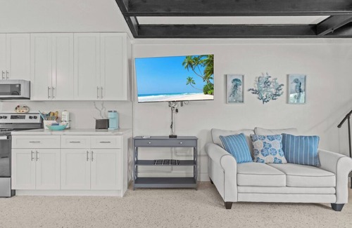 Sanibel Cottage | Charming Coastal Retreat at Sanibel Shores-Walk to the Beach