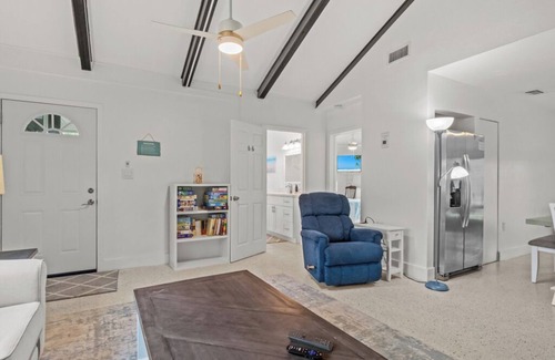 Sanibel Cottage | Charming Coastal Retreat at Sanibel Shores-Walk to the Beach