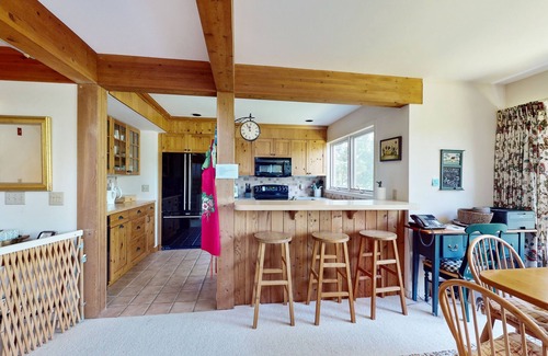 Stratton Mountain Condo | Charming condo, mtn view, dog-friendly, pool, ping-pong, wifi, w/d, fireplace