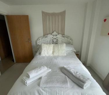 Wembley Central House | Charming & Cosy Double Room with Balcony in Wembley - Walking Distance to Wembley Stadium!