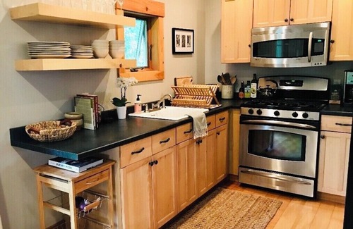 Montgomery Center Cottage | Charming cottage by Jay Peak