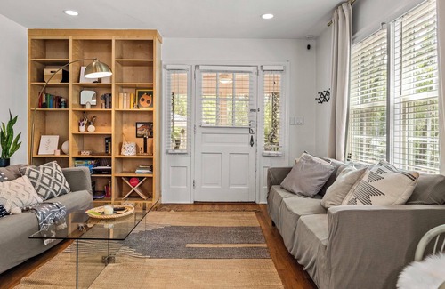 Athens Cottage | "Charming Cottage"-3TV's -2min to University of Georgia and Piedmont Hospital!!