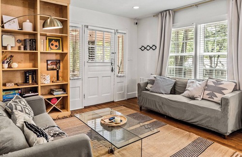 Athens Cottage | "Charming Cottage"-3TV's -2min to University of Georgia and Piedmont Hospital!!