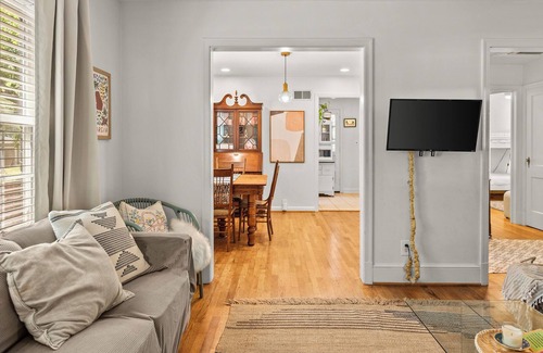 Athens Cottage | "Charming Cottage"-3TV's -2min to University of Georgia and Piedmont Hospital!!