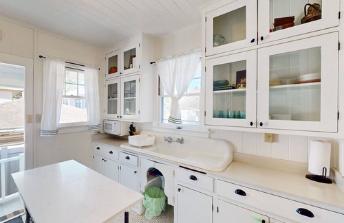 Diamond Head - Kapahulu - St. Louis Cottage | Charming cottage close to everything - walk to beach, zoo, & park