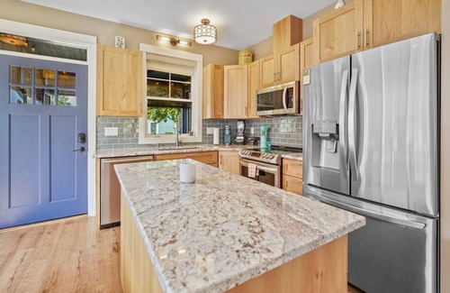 Oroville Cottage | Charming cottage close to the pool, hot tub, beach and more!