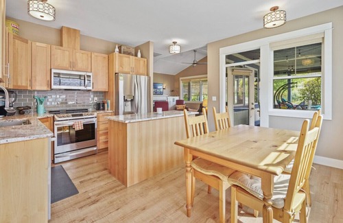 Oroville Cottage | Charming cottage close to the pool, hot tub, beach and more!