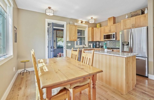 Oroville Cottage | Charming cottage close to the pool, hot tub, beach and more!