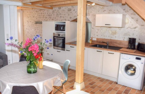 Joue-les-Tours Cottage | Charming Cottage in Orchard with Modern Amenities & Scenic Views