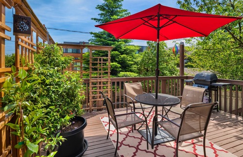 Seattle Cottage | Charming cottage in amazing Seattle neighborhood - only 15 minutes to downtown