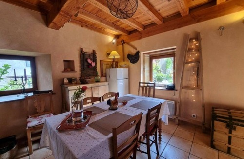 Cuinzier Cottage | Charming cottage in Cuinzier with garden, pets welcome