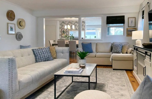 Tomball Cottage | Charming Cottage in Old Town Tomball -walk to shopping and restaurants