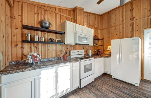 Petaluma Cottage | Charming cottage in Petaluma, outside historic downtown 9 acres with great views