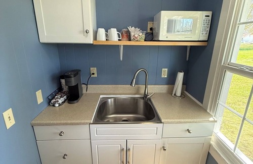 Bar Harbor Cottage | Charming cottage in Bar Harbor - Cozy fireplace, Kitchen, AC & Wi-Fi - Sleeps 6.