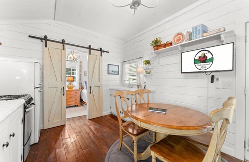 Blue Eye Cabin | Charming Cottage Near Branson | Babbling Creek & Covered Porch