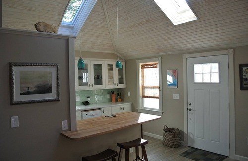 Wakefield-Peacedale House | Charming Cottage near the Beaches in Historic Wakefield, RI