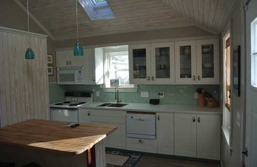 Wakefield-Peacedale House | Charming Cottage near the Beaches in Historic Wakefield, RI