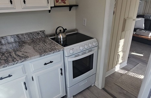 Pine Point House | Charming Cottage Steps to Pine Point Bch - 1 mile OOB outside Scarborough w/AC