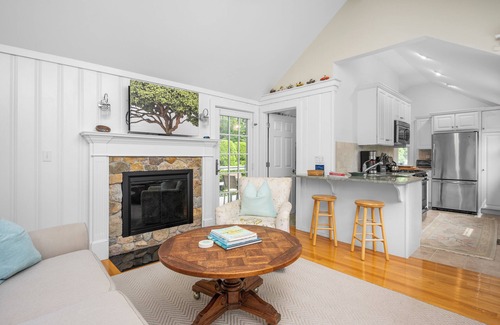 Osterville Cottage | Charming cottage steps to Osterville village. Near Dowses beach. RPMS094