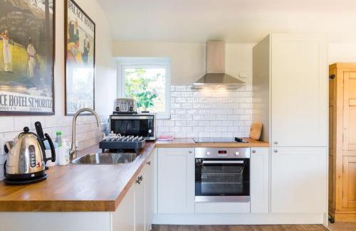 Charlbury House | Charming Cottage surrounded by Idyllic garden in peaceful location in central Charlbury