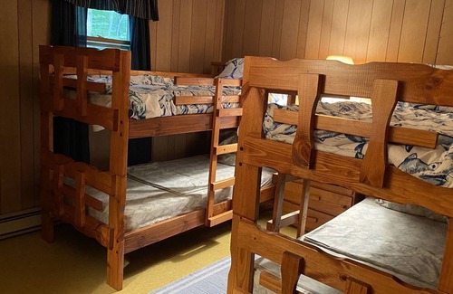 Pocono Lake Cottage | Charming cottage in Arrowhead Lake walking distance to Island pool and lake