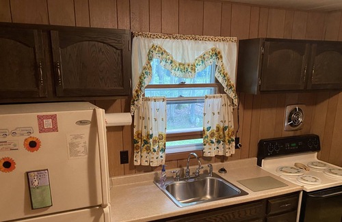 Pocono Lake Cottage | Charming cottage in Arrowhead Lake walking distance to Island pool and lake