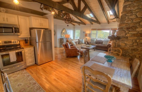Blowing Rock Cottage | Charming Cottage with Great Views