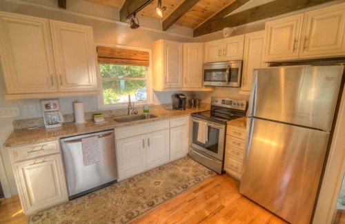 Blowing Rock Cottage | Charming Cottage with Great Views