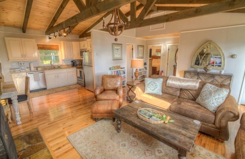 Blowing Rock Cottage | Charming Cottage with Great Views