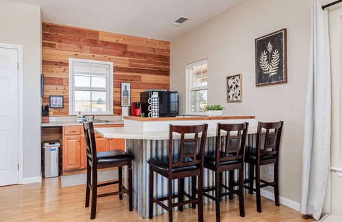 Paso Robles Cottage | Charming cottage with beautiful vineyard views, BBQ, & bocce ball court
